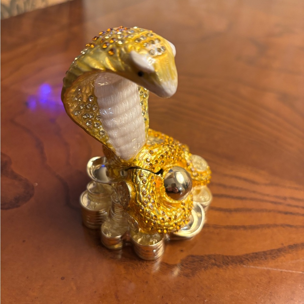 Jeweled Cobra Snake Trinket Pill Box Enamel Hinged Gold Coin Treasure Figurine